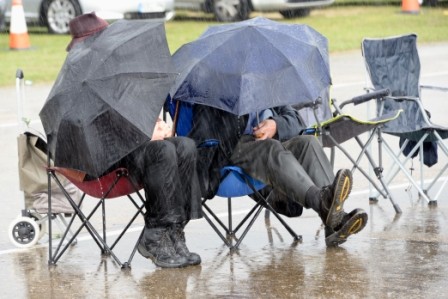L087 Besucher im Regen