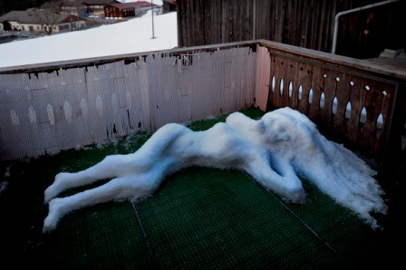 Schneeskulptur "Aufgewacht"