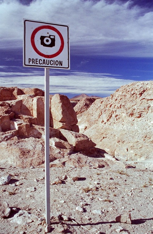 Bild: Foto von David Brandenberger mit Warnschild, Atacamawüste