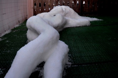 Schneeskulptur "Aufgewacht"