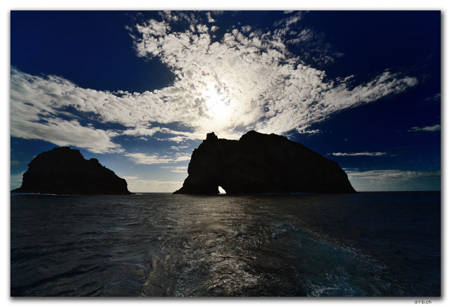 Bay of Islands. Motukokako. Hole in the Rock