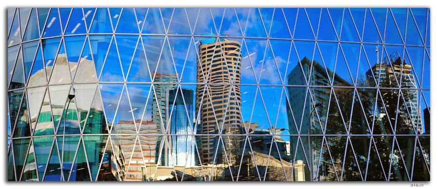 NZ0007.Auckland.Skyline in the mirror