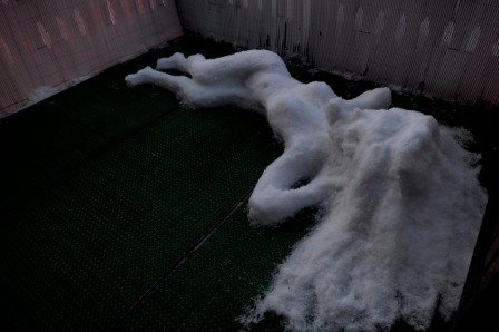 Schneeskulptur "Aufgewacht"