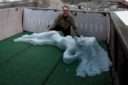 Schneeskulptur "Aufgewacht" Grössenvergleich