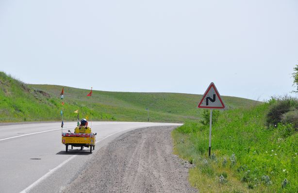 KZ: Solatrike auf kurviger Strasse (Foto: Tobias)