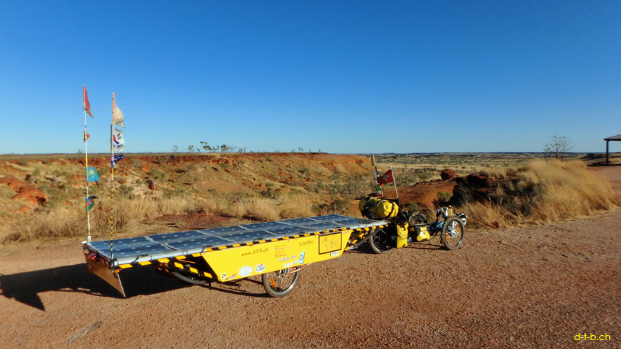 Das Solatrike II mit dem dritten Anhänger in Australien. / Solatrike II with third trailer in Australia.