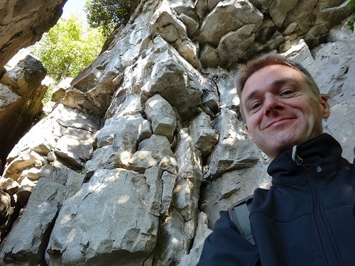 Ich vor einer Felswand in einem Naturpark in Ontario.