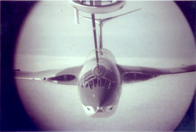                            Nav Radar's Periscope view of VictorK1A refuelling - note the proximity...