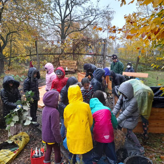 Hochbeete werden im Schulgarten zusammengebaut und befüllt.