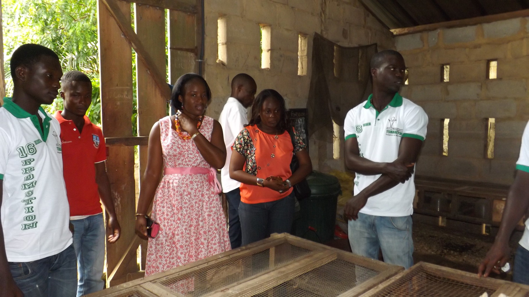Visite de stands à tshanfefo
