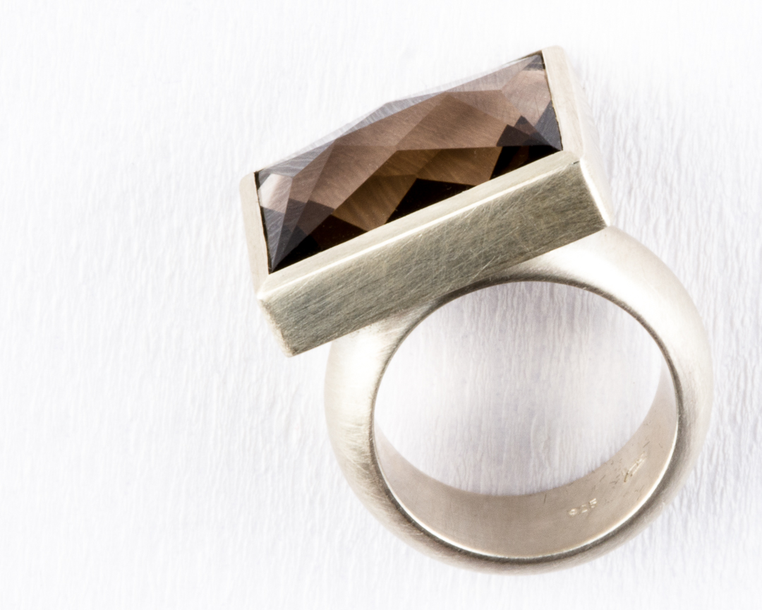 Ring von Urte Hauck, Rauchquarz, Silber. Fotografiert von Bernd Euler