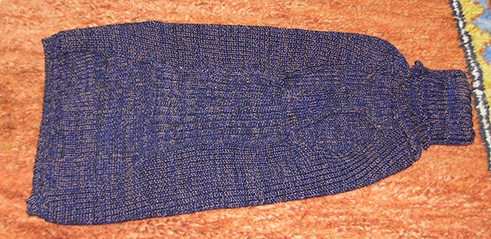 Rüdenpullover mit kürzerem Bauchlatz als bei Hündinnen