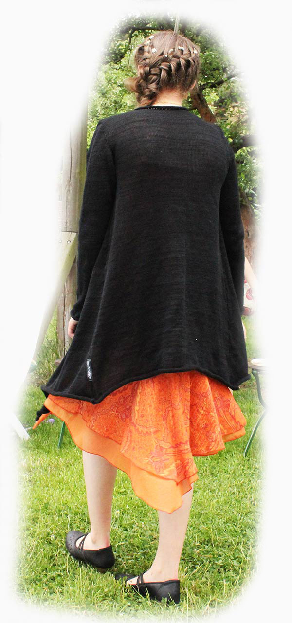 Rückansicht der langen Strickjacke aus Synthetik + Leinen