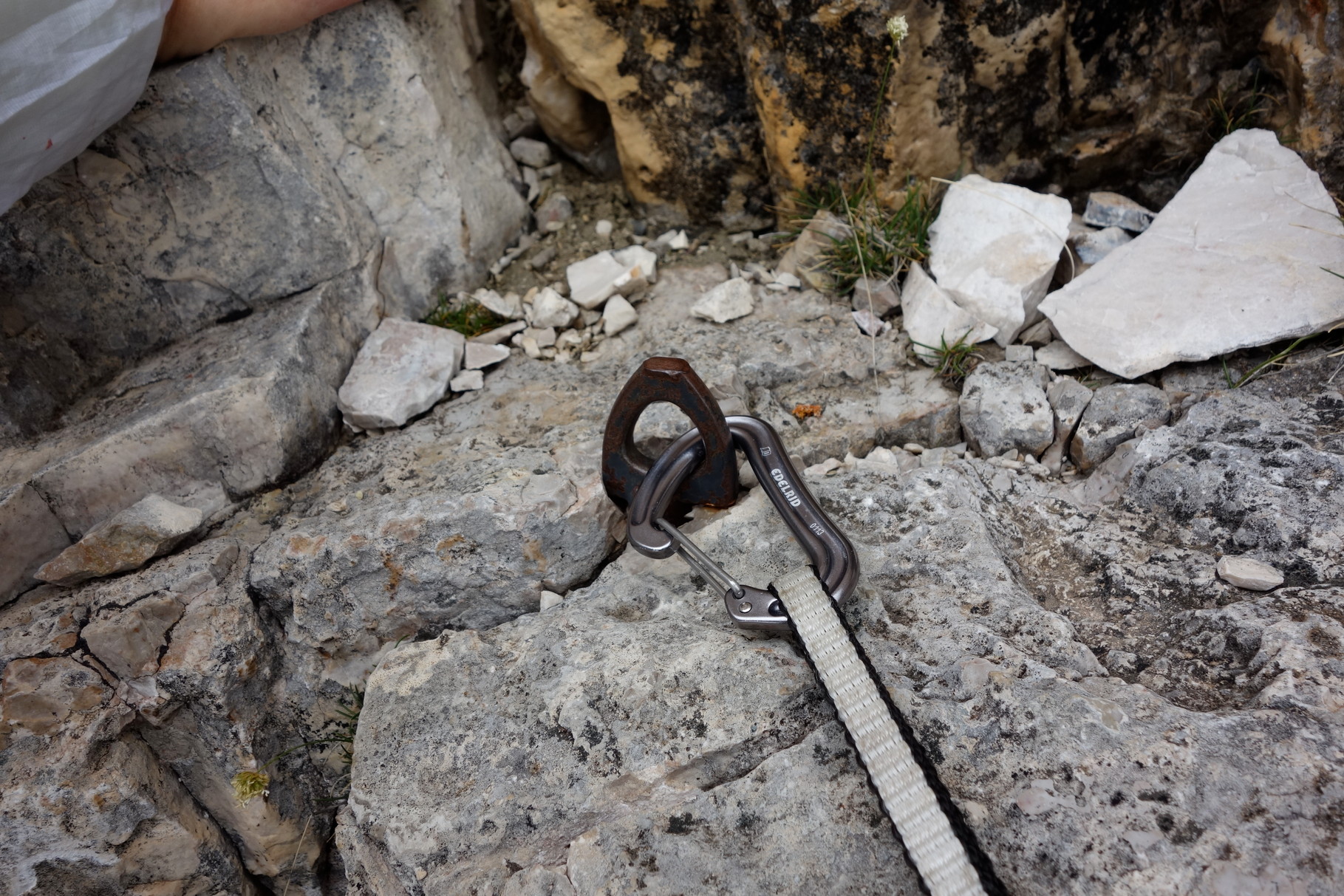 Nach über eineinhalb Stunden der erste Haken in der Route