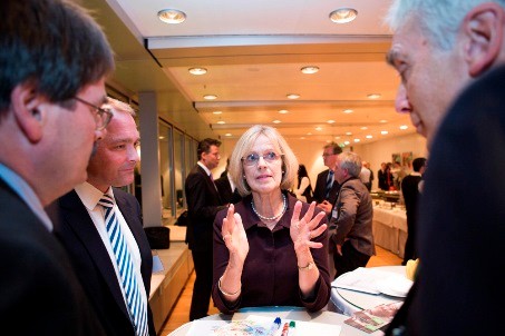 Von Links: ein Teilnehmer, Hr. Müller (Mubea), Frau Dieckmann (Präsidentin der Welthungerhilfe), Maurizio Gasperi. Foto: Welthungerhilfe