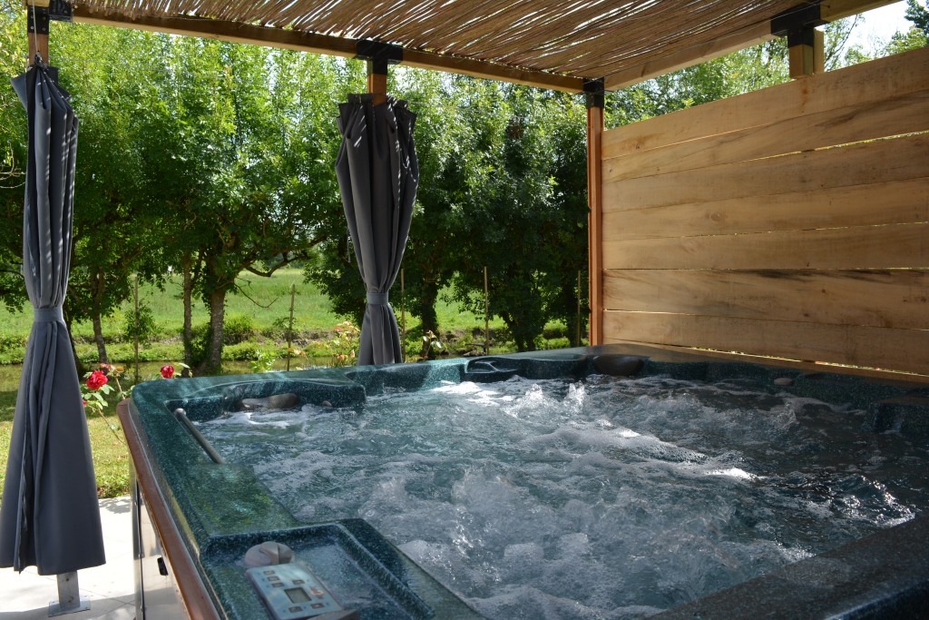 La cabane: gîte 4 étoiles au bord de l'eau avec jacuzzi privatif Coulon
