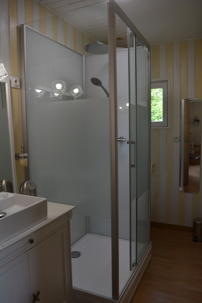Salle d'eau chambre lit double