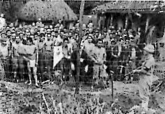 収容所に入れられ裸にされた日本の兵隊