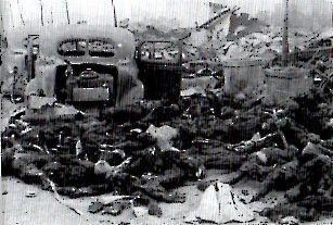 東京大空襲を受け道路中に横たわる焼死体（浅草花戸）