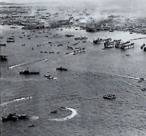 読谷村比誤川河口に押し寄せた米軍艦隊（４月４日）。空母、戦艦、巡洋艦、駆逐艦、輸送船などあわせて１,５００隻以上が３ヵ月にわたって艦砲射撃をつづけ、沖縄の地形が変わるほど破壊しつくした