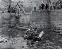 米軍の東京空襲を受け川に浮いた屍体を陸揚げする人々（本所菊川橋付近）