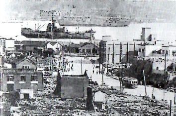 下関空襲を受けた焼け跡から見た関門海峡。海には機雷などの米軍の攻撃で撃沈された船の姿があった
