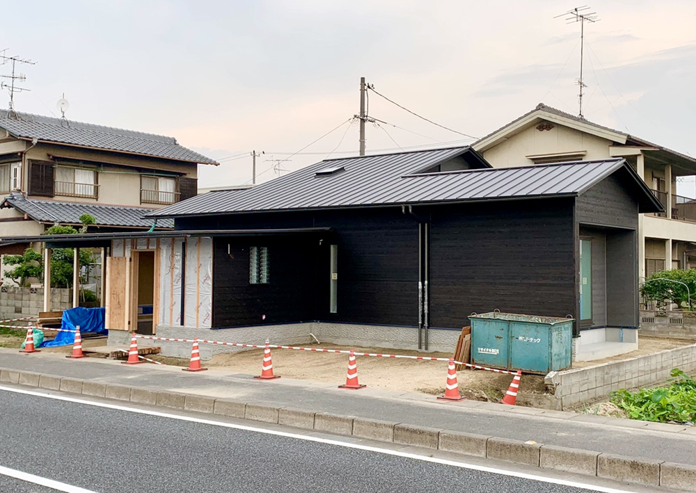 足場解体／国道沿いの平屋