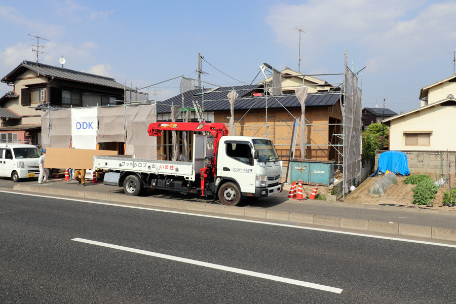 1.5層吹抜／国道沿いの平屋