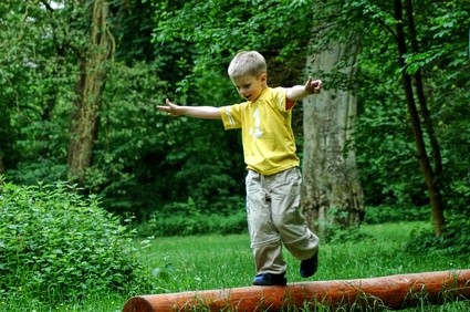 Wer Kinder beobachtet, kann erkennen, dass sie ständig und überall balancieren.