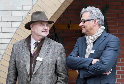 Herausgeber Gregor Spohr (l.) und Verleger Stefan Prott bei der Präsentation des Stadtmagazins Herten erleben. Foto: Oliver Mau