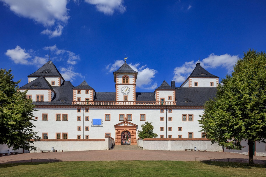 Unsere Oldtimer parken vor dem Schloss Augustusburg