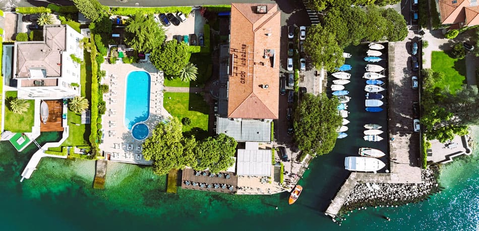 Blick von oben auf unser Hotel direkt am See mit einem Bootsanleger