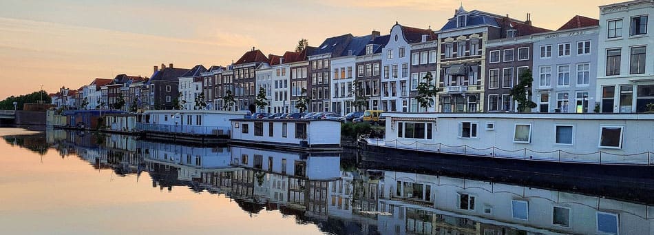 Eine der wunderschönen Häuserfronten entlang der zahlreichen Kanäle in Hollands Städten