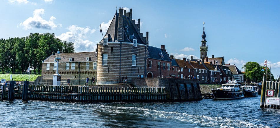 Blick auf eine Hafeneinfahrt in Zeeland