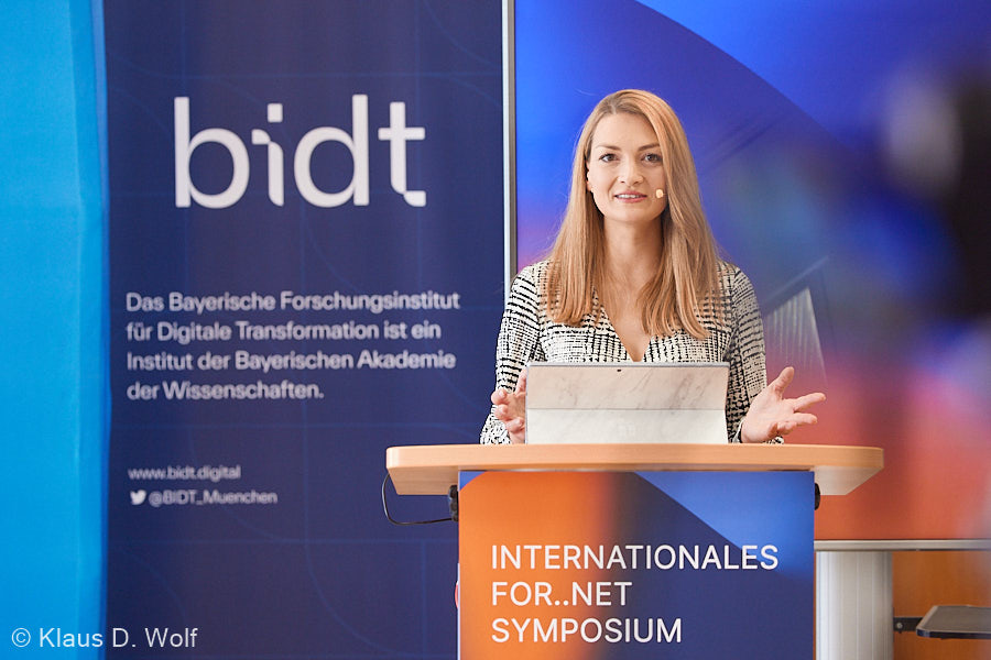 Veranstaltungsfotograf München: Staatsministerin Judith Gerlach beim For..Net Symposium in der TUM