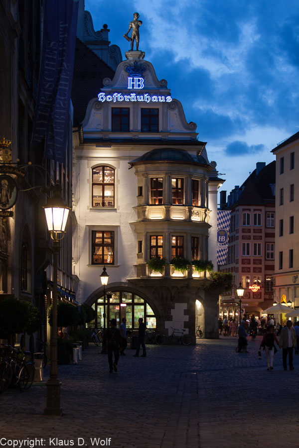 Fotograf München, Architekturfotografie: Foto des Hofbräuhauses in der Blauen Stunde