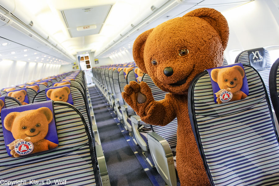 Eventfotografi, Bärenmarke Werbefigur in einem Flugzeug bei einer PR-Veranstaltung