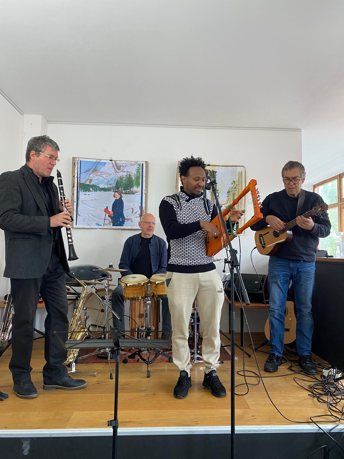 Mit Futsum Berhane an der Krar (Instrument aus Eritrea)