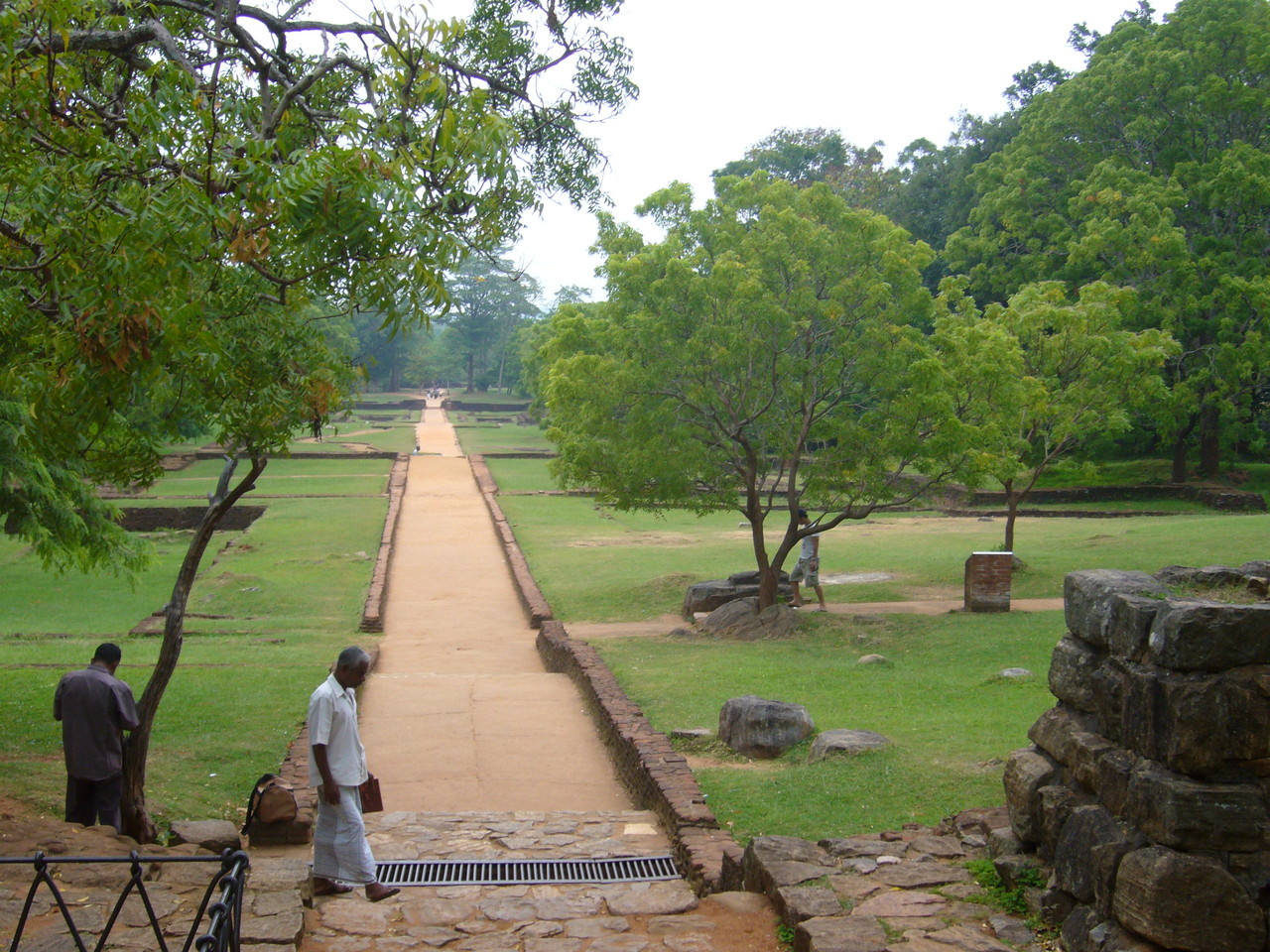 Die Lustgärten unterhalb vom Sigiriya Felsen