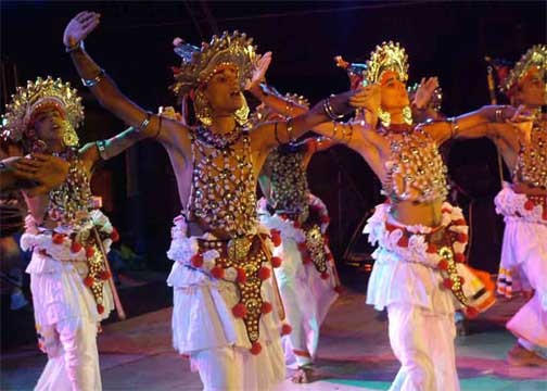 Tanzperformance der "Kandy Dancer"