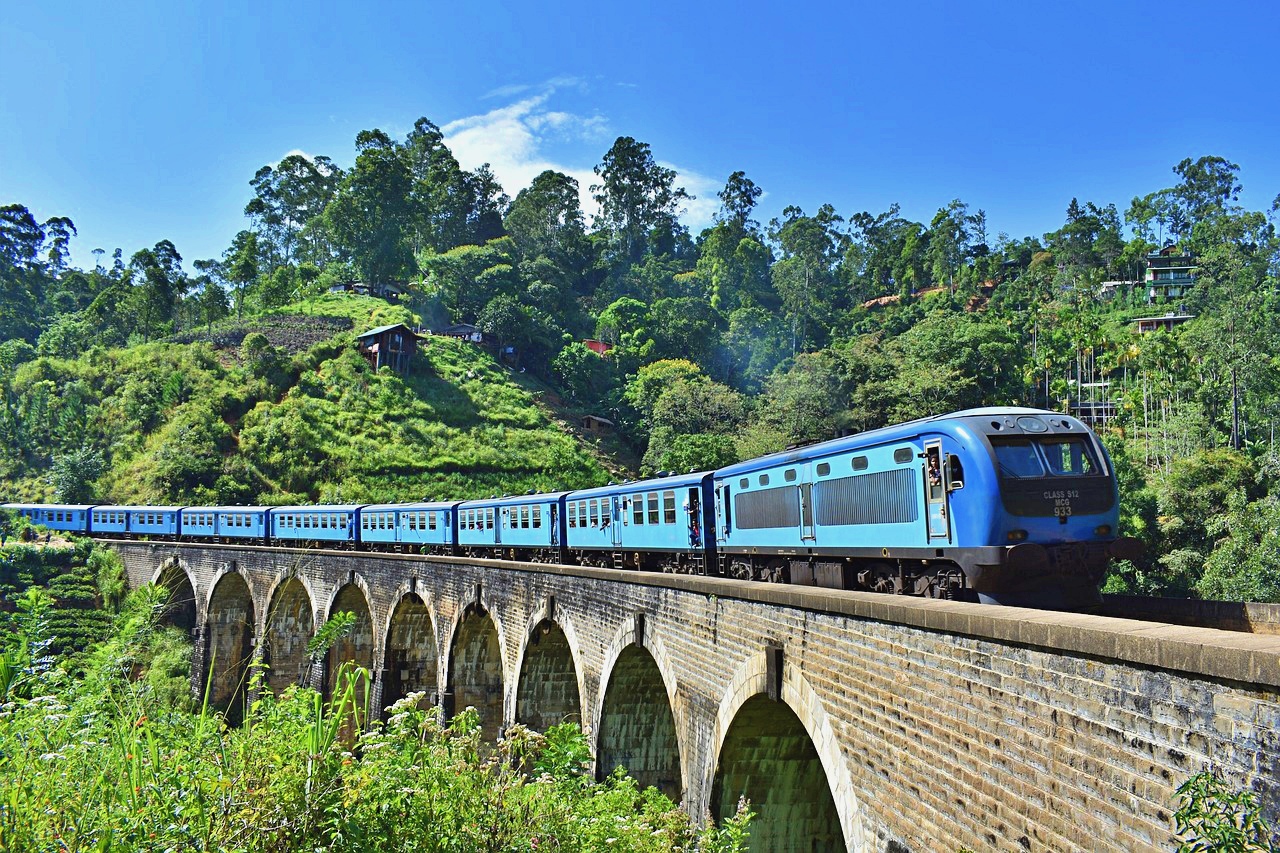 Zugfahrt durchs Hochland von Nuwara Eliya nach Ella