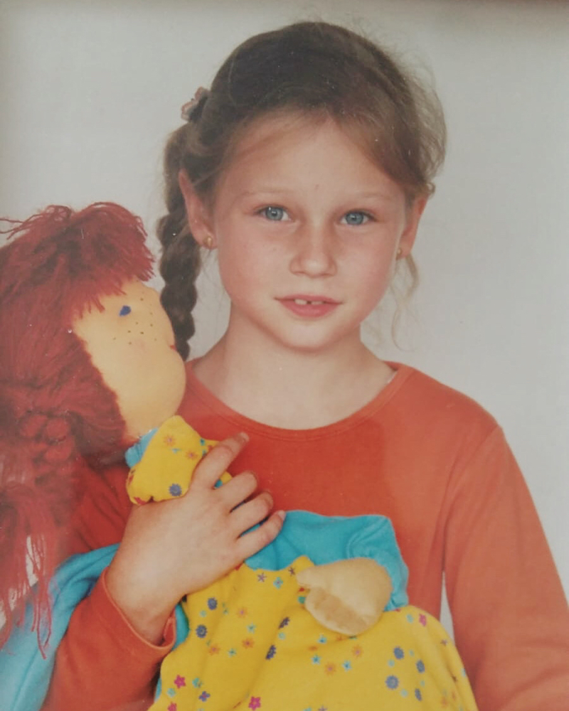 Anna als Schulkind mit Pippi- Schultüte