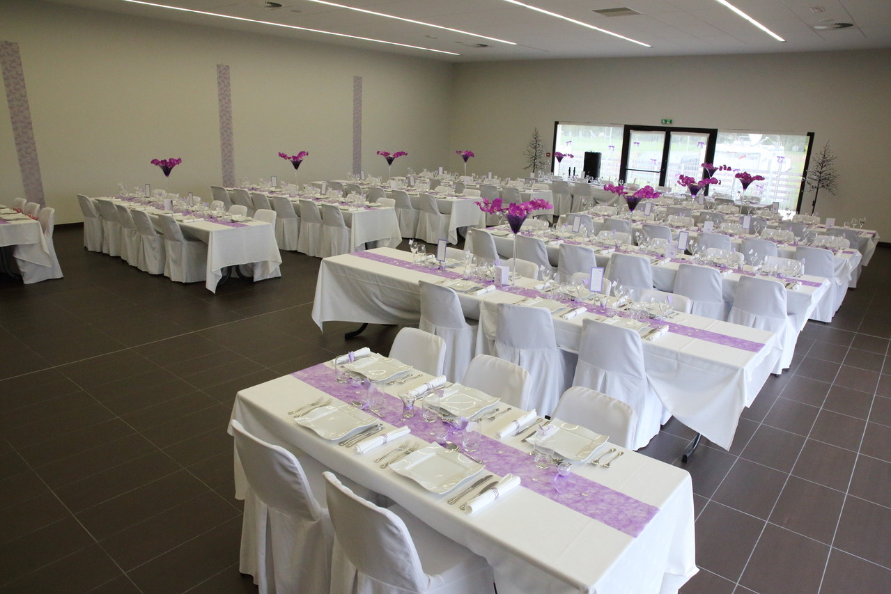 la grande salle décorée pour un mariage