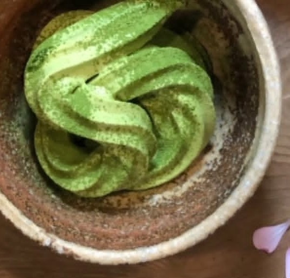 掛軸茶屋　抹茶ソフトクリーム専門店　抹茶は京都丸久小山園の高級特選抹茶を使用　牛乳は北海道釧路厚岸酪農家の新鮮だから出来る低温殺菌製法の極みるくを釧路厚岸から掛軸茶屋に直送　是非高級抹茶と釧路厚岸の牛乳をオリジナルブレンドしました掛軸茶屋特製の抹茶ソフトクリームを　お楽しみ下さいませ〜🌿🙇👍🙋🐄