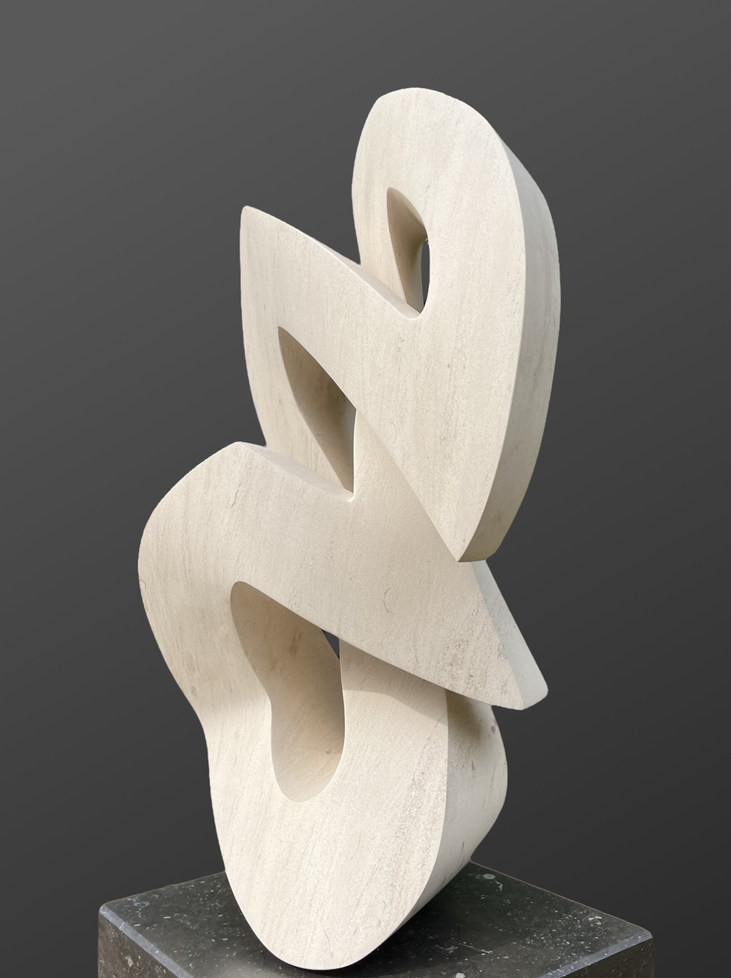 Symphony I, 70 cm hoog, kalksteen