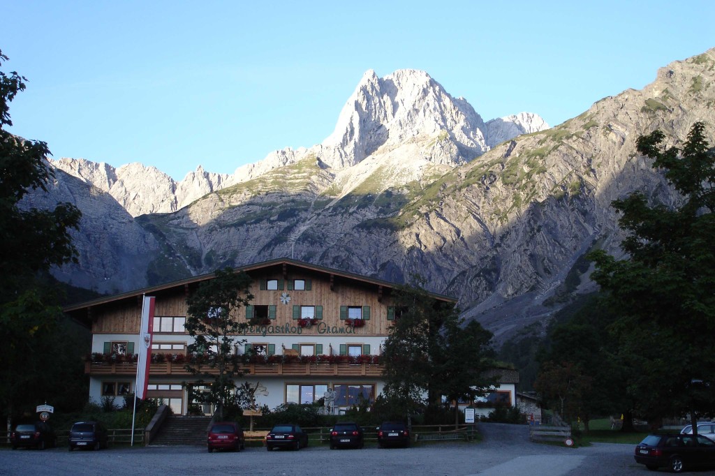 gramaialm mit dem ziel der lamsenspitz bei pertisau