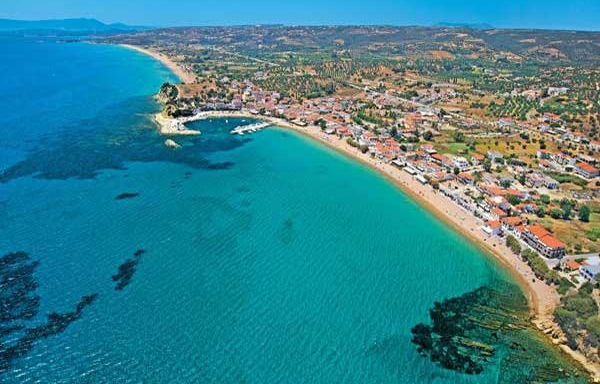 Finikounda mit Hafen und Strand