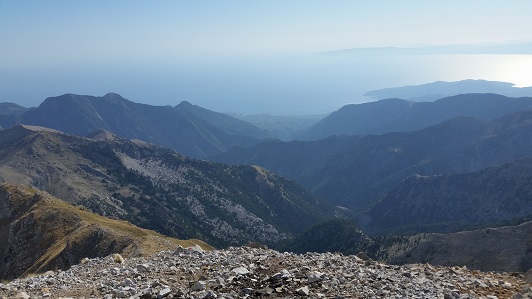 Das Taygetos-Gebirge und unten das Meer