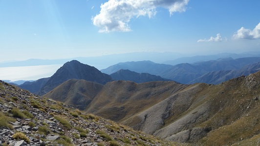Auf dem Gipfel 2407m - Blick über den Golf von Kalamata nach Koroni