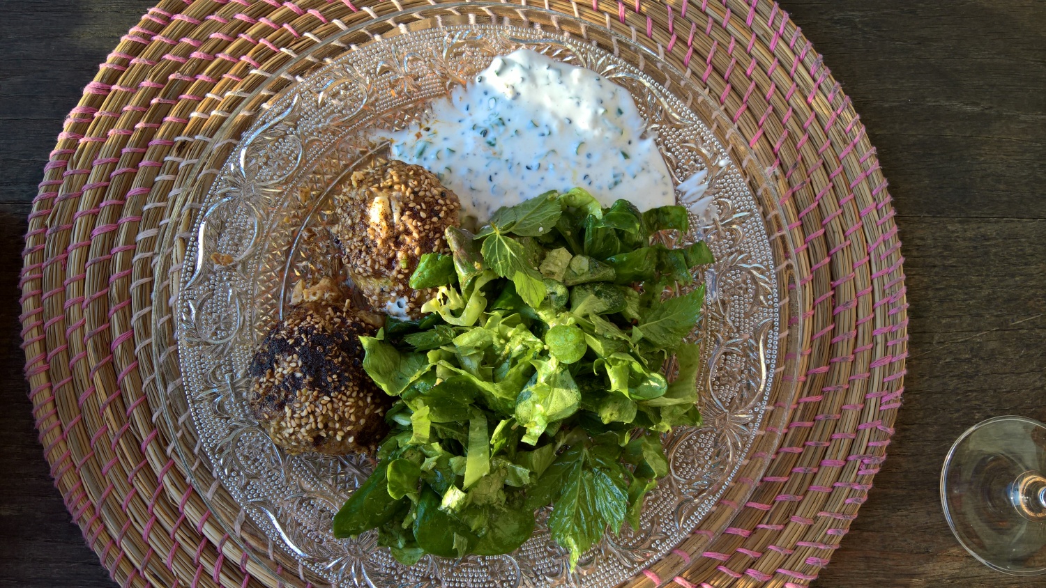 Leckere Böller mit Quarksauce und Salat